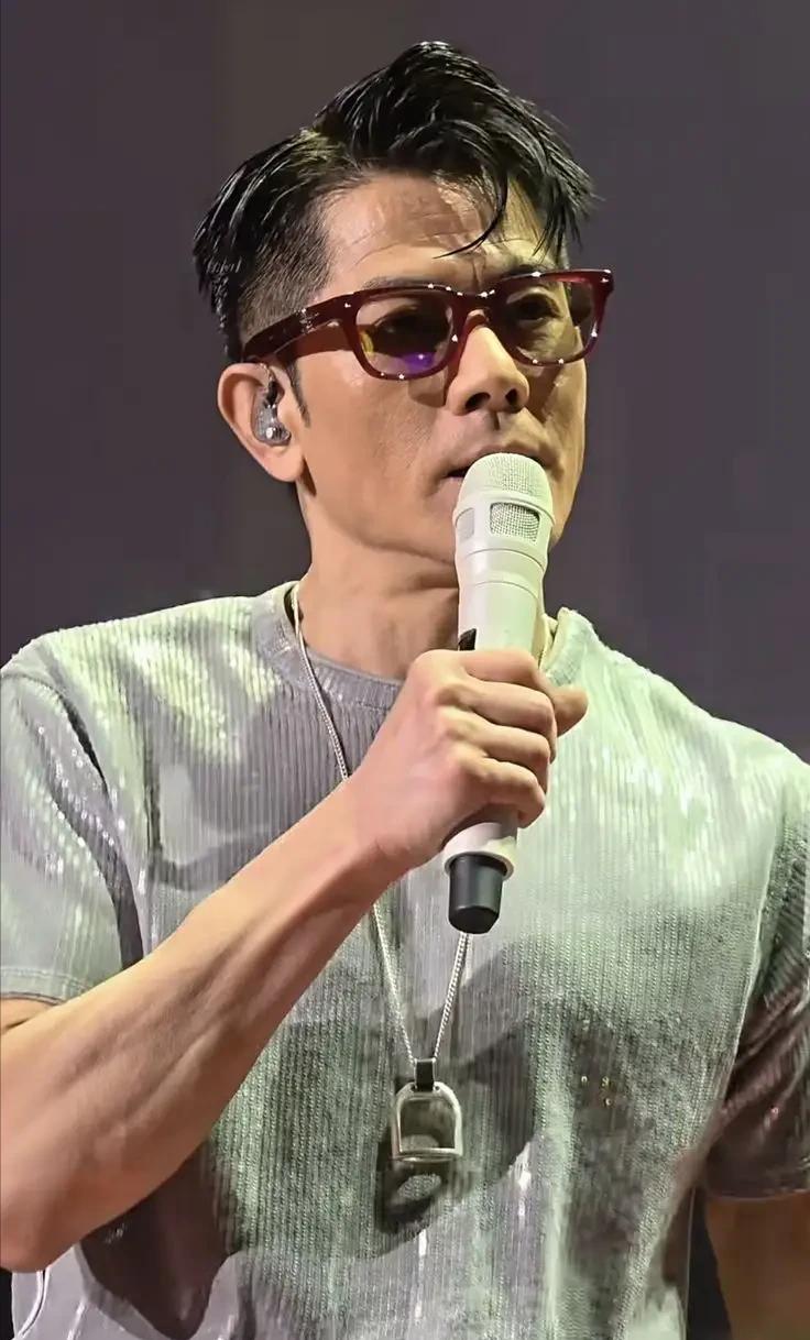 60岁的郭富城，在广州演唱会对着满场观众说了一句全场安静的话：我完全无法接受自己