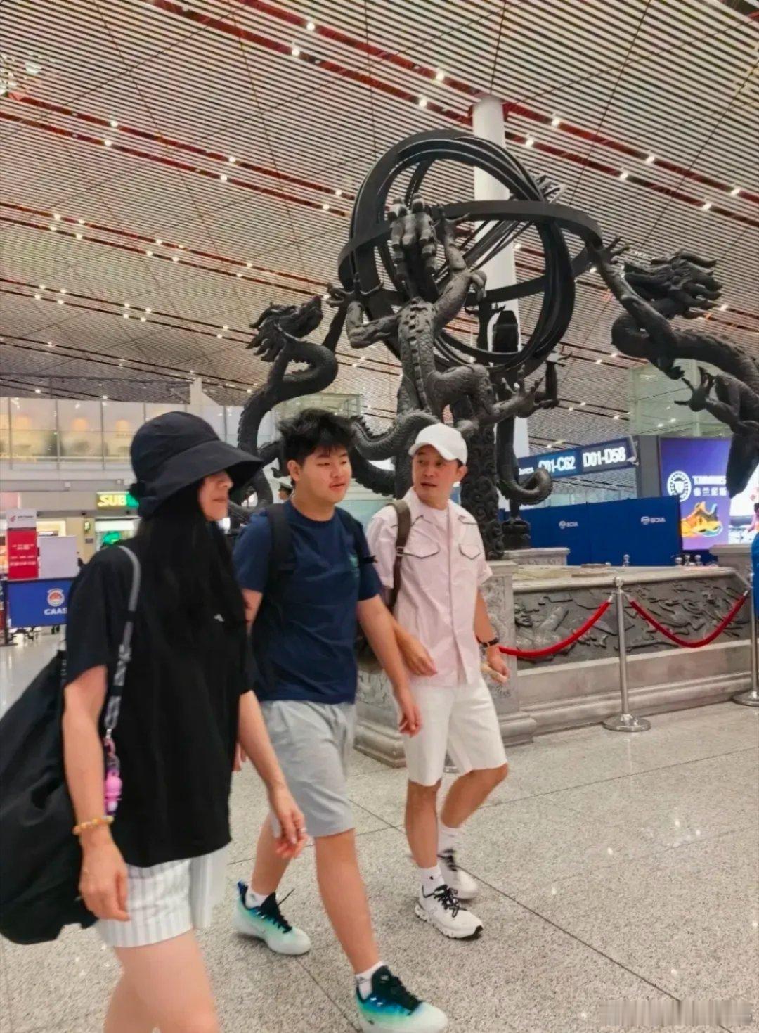 沙溢胡可一家三口现身首都机场，12岁小鱼儿身高长势惊人，已然超过沙溢。胡可保养得