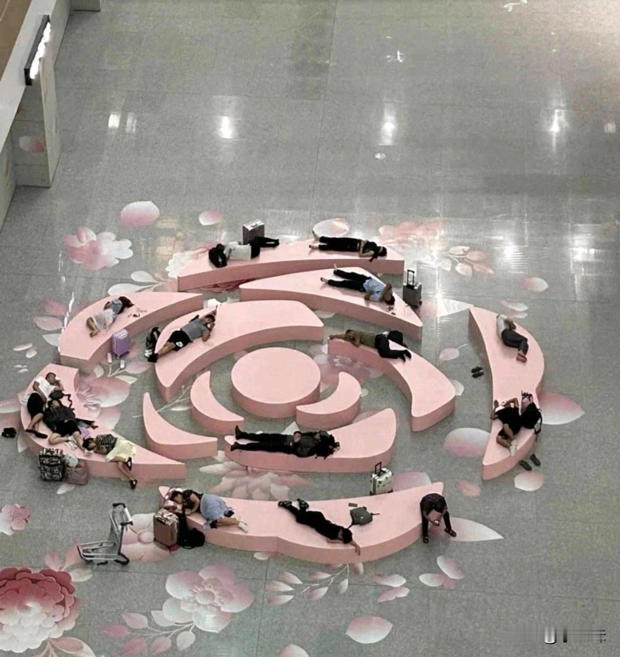 这个机场挺不错的，还可以让乘客躺着休息