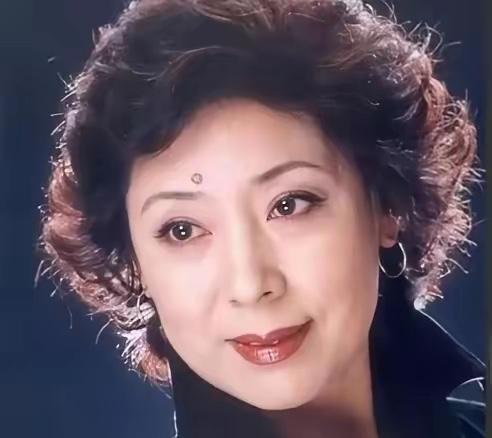 1990年，歌唱家关牧村因丈夫的长期家暴，毅然提出离婚，丈夫强硬地表示离婚可以，