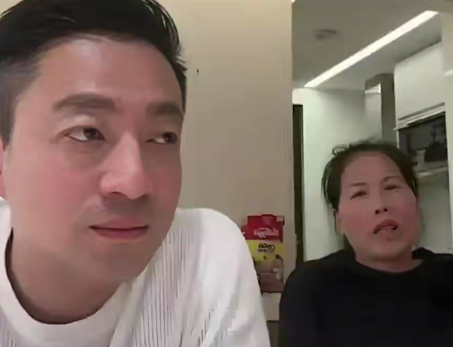 汪小菲家的老保姆小杨阿姨频频出现在公众视野原本只是雇主与雇员之间的正常去留问题