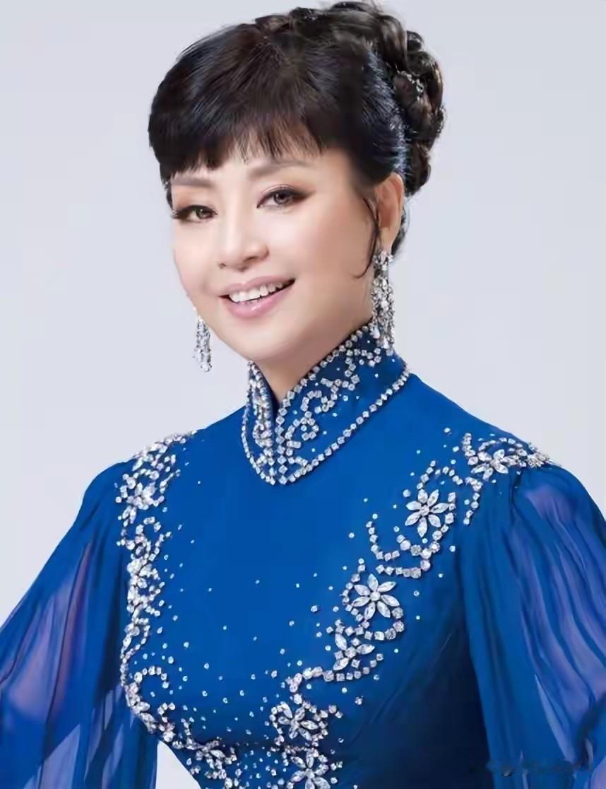 殷秀梅说，我们中国人要唱中国歌，这是我们的母语。我也是学美声的，这个唱美声啊，我