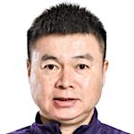 天津津门虎的主帅于根伟最近开了场直播，简直像个“在线答题超人”，把大伙儿关心的那