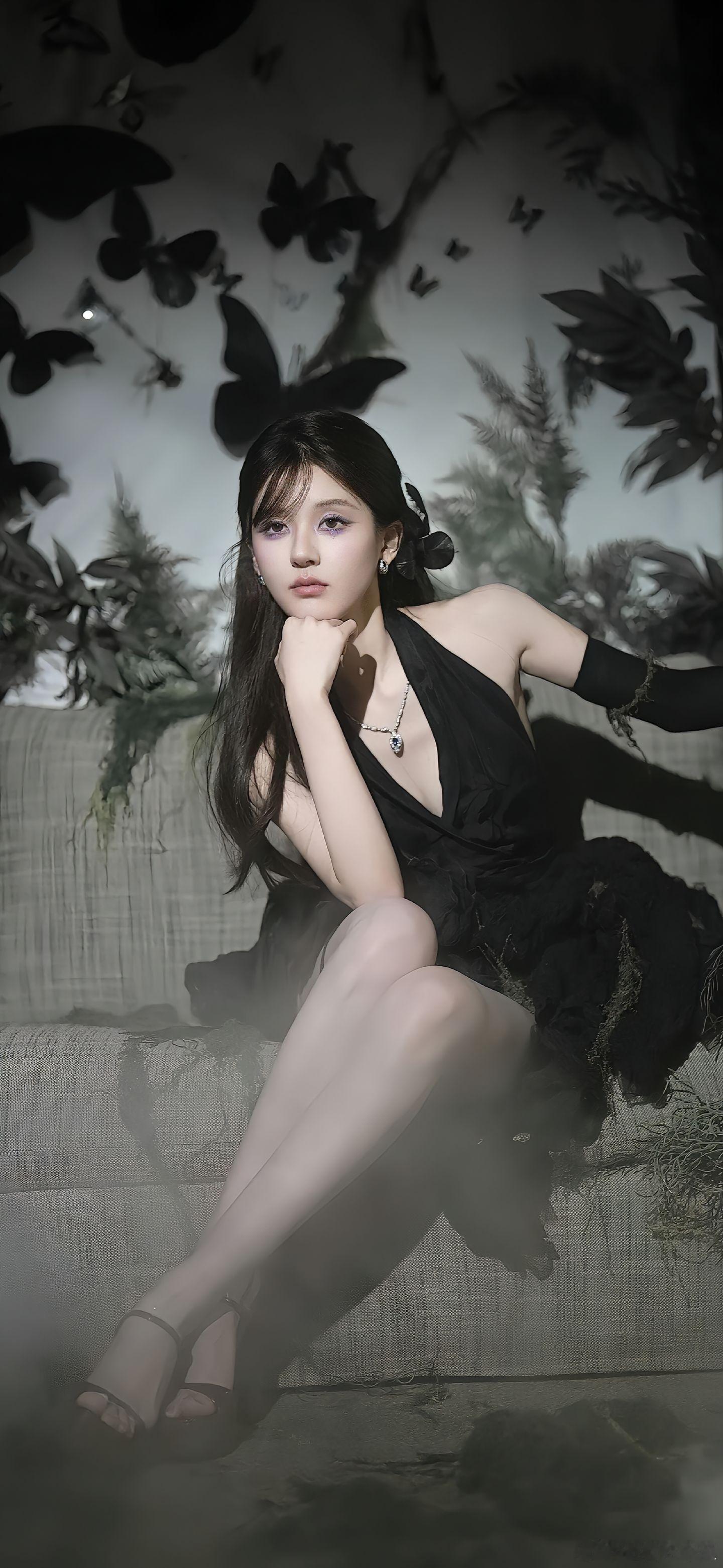 赵露思黑裙长腿，魅惑至极赵露思艾特银河酷娱​​​