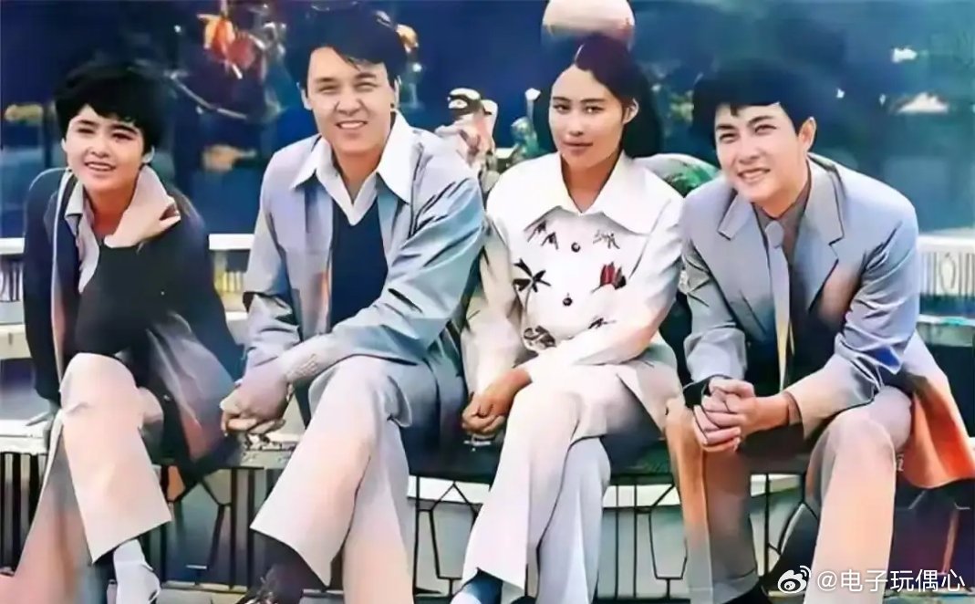 年轻的唐国强就是标准的帅哥，4个明星，剩下的三个你能认出来吗