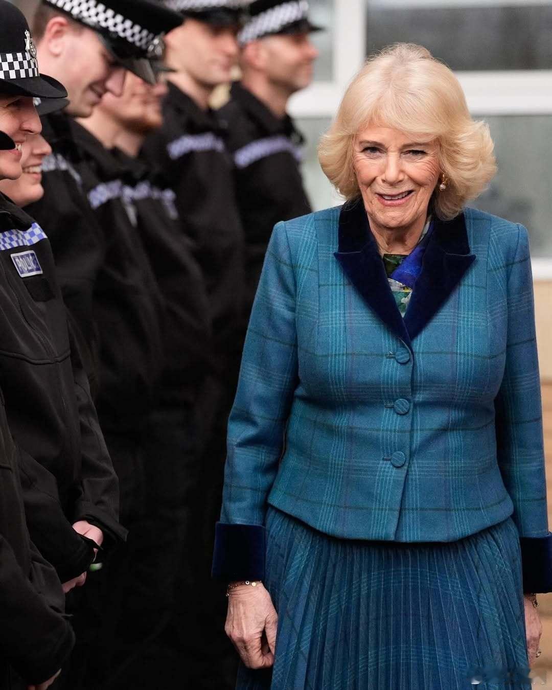 英国王室🇬🇧2月12日，卡米拉王后参观雅芳与萨默塞特郡警察总部，听取他们处理