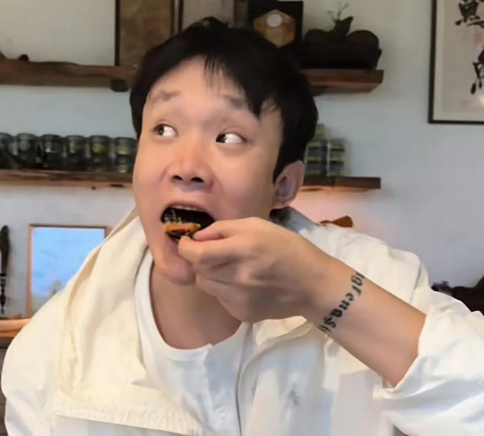 再次刷到有关小丁的消息竟然不是关于篮球！好久没有看到小丁的消息，再次刷到竟然是