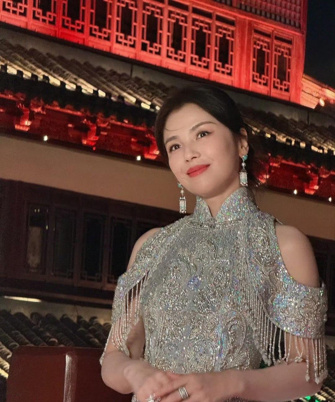 涛姐新中式旗袍尽显贵气。