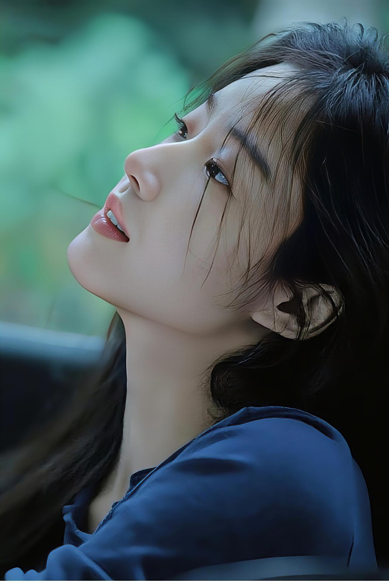 作为国内新生代女演员的卢昱晓太美了。是那种干净、大气、文艺的美，尤其是她的侧脸太