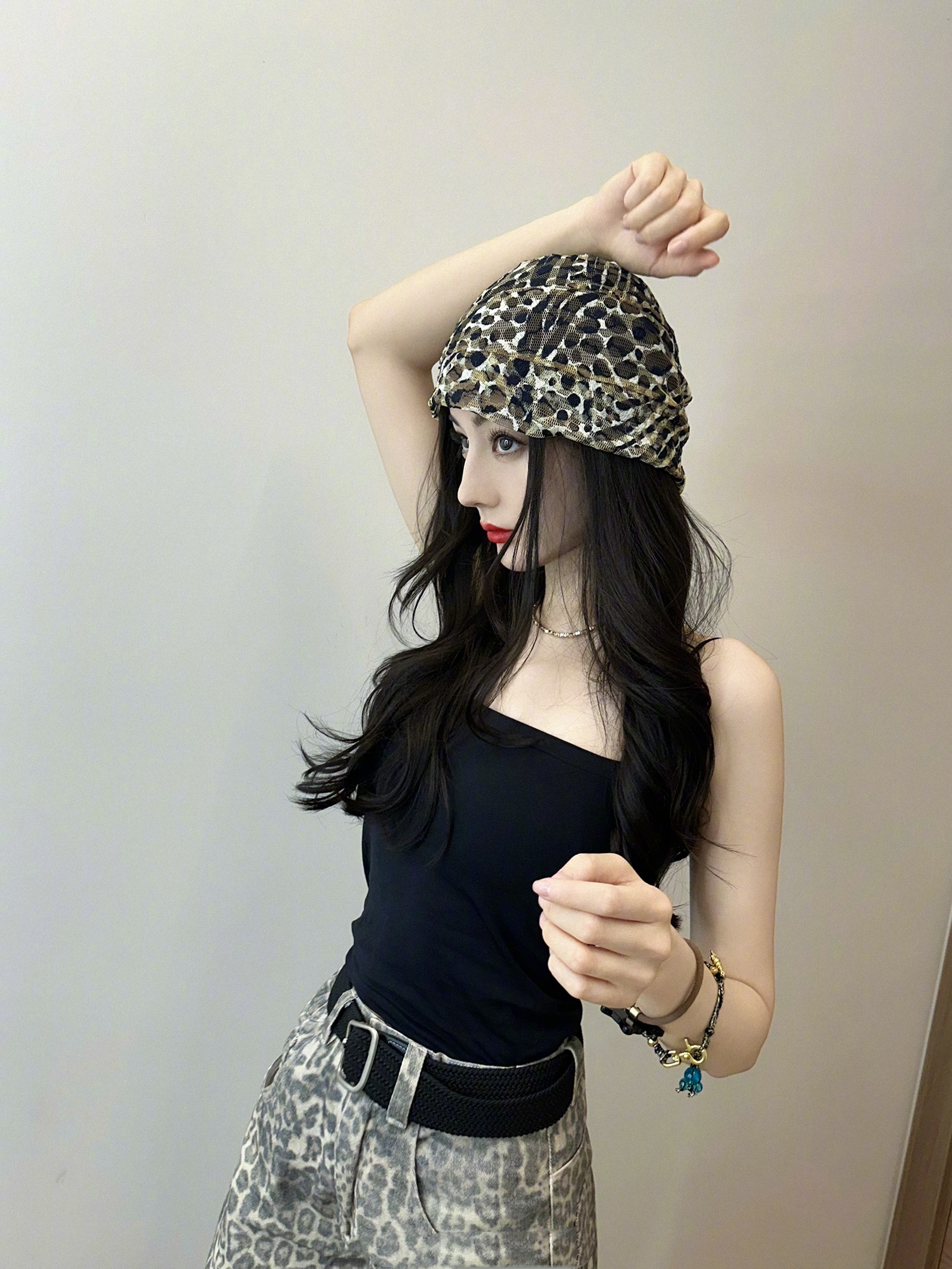 热巴秋日私服分享：卷发吊带，酷美怡人​​​