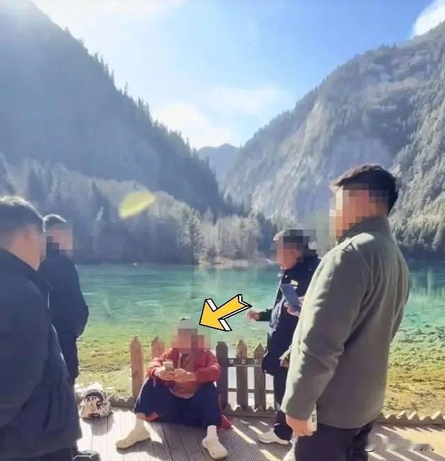 这属于诡辩了吧？近日，四川九寨沟景区一男子将啃剩的玉米棒扔水池遭到其他游客批评后