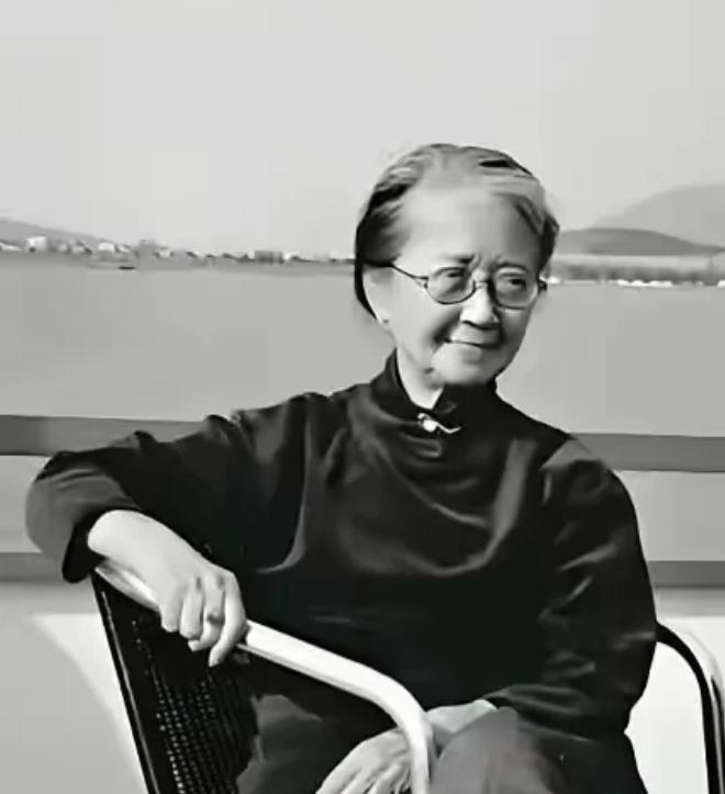 她从不体检，喝隔夜茶，患癌不化疗，活到102岁。医生追问秘诀，她说了两个字，全场