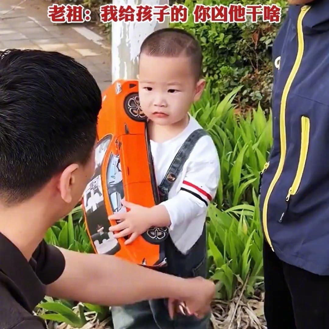 清明时节，一家子人在祭祖扫墓时，发生了一件让人啼笑皆非的“意外”。家长带着孩子去