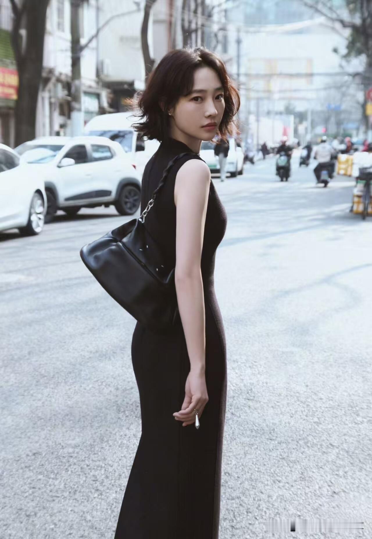 42岁的白百何身材还这么好，前凸后翘的，是美艳性感的女明星，她只是有点不上镜，看