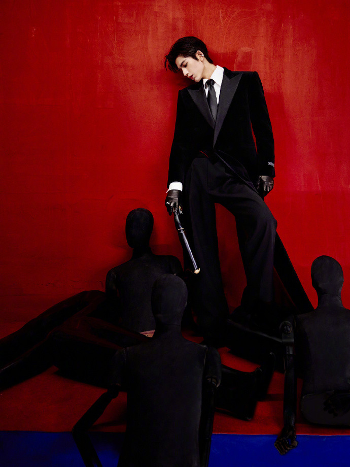 救命！张凌赫这套造型直接把“造型大于颜值”的真理焊死，高人指点痕迹太明显了！​