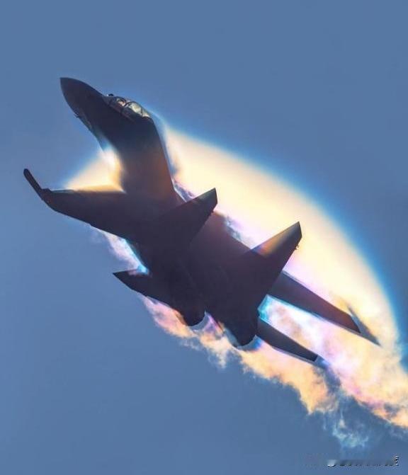 2月11日，外媒爆出猛料：2025年12月底解放军围台军演时，台空军F-16竟连