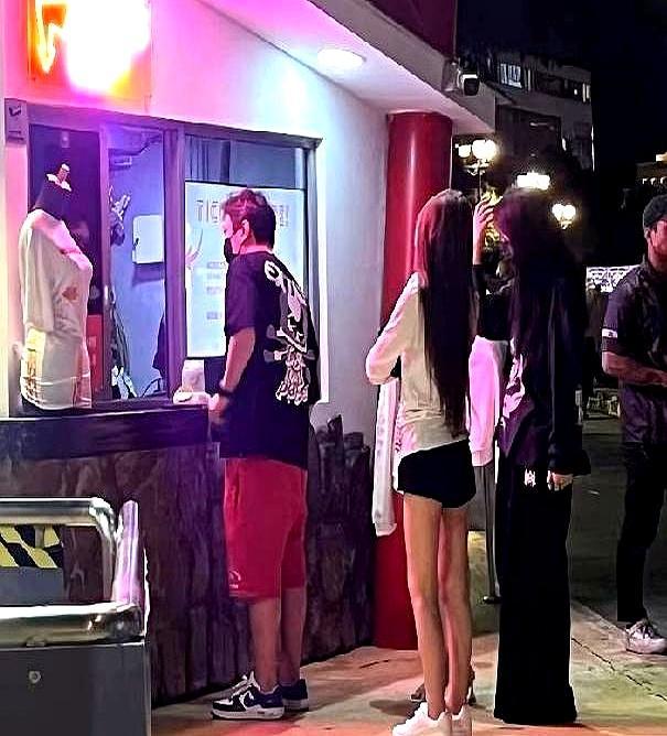 38岁的王思聪，在新加坡70米高空被人体弹弓甩出去，全程一脸生无可恋，旁边的女友