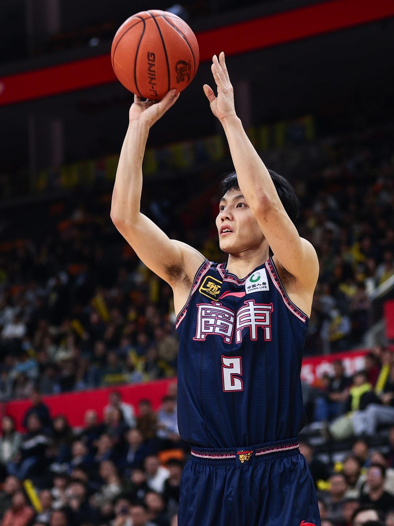 广东加时107-102南京同曦！揭幕战，广东队在自家主场艰难拿下开门红。有徐