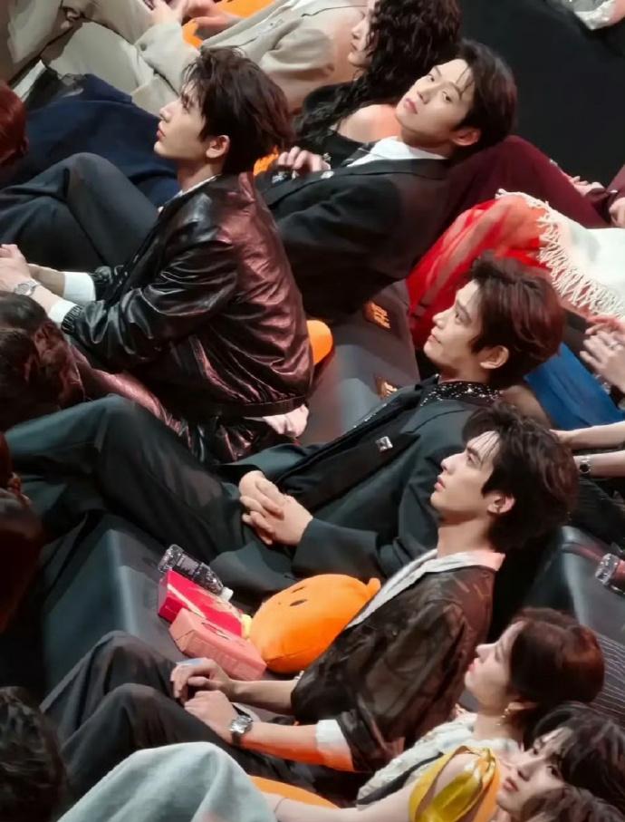 微博之夜95生合影，有两个人是真的权威。