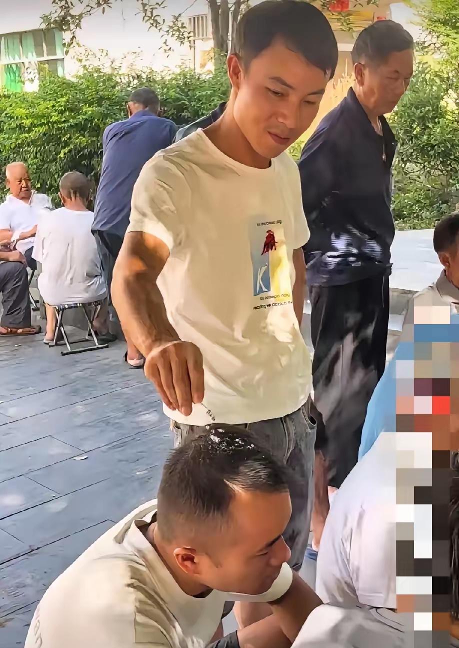这就是在作死！老实人忍无可忍一旦爆发霸凌者恐无后悔之机小李正看牌旁边小
