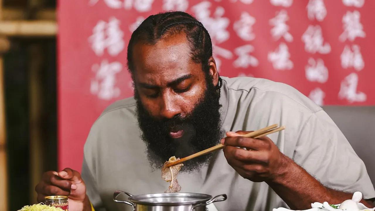 骑士队的伙食看来是真不错，哈登谈到骑士提供“顶级餐食”时说：“骑士在这方面做得非