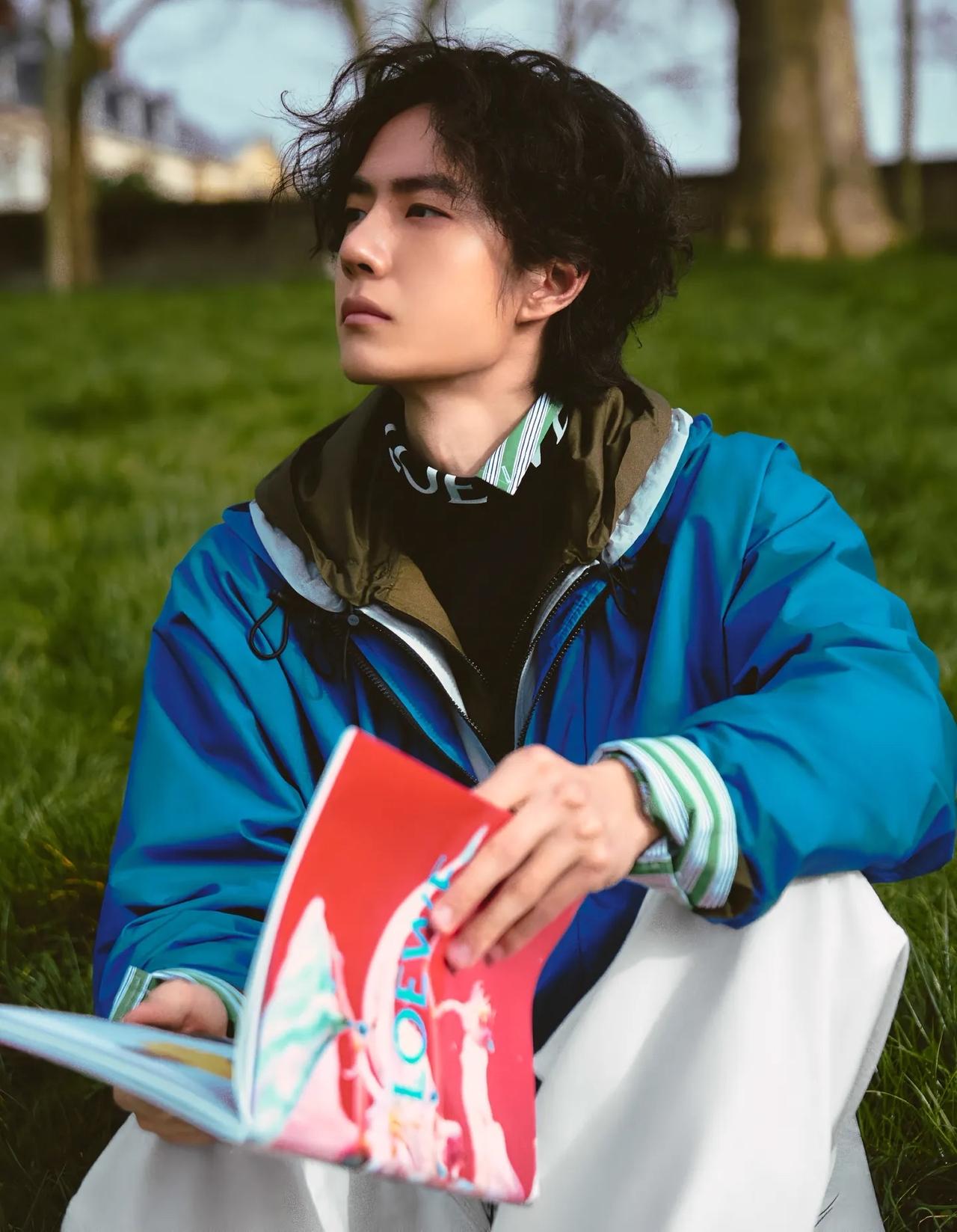 王一博巴黎上演色彩美学，时尚圈的王来了！3月6日，王一博惊艳亮相巴黎时装周大