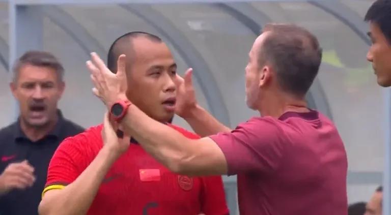 东亚杯日本一枝独秀国足一球多解！昨天下午，东亚杯结束了第三