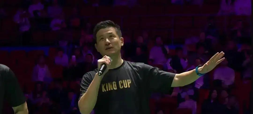 11分钟比赛488元票观众冲着林丹傅海峰巅峰对决买票，结果挥拍不到一刻钟，