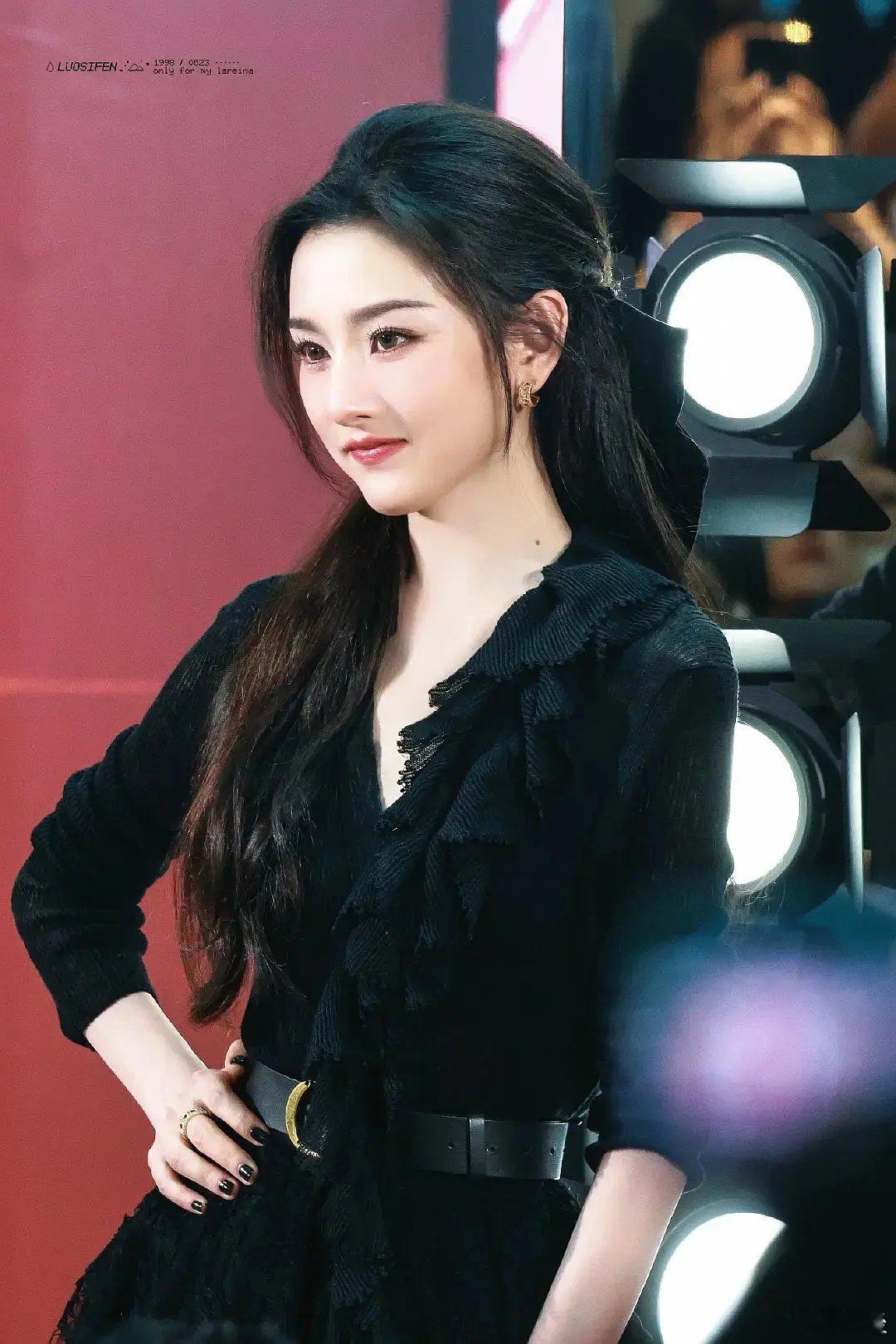 宋祖儿这身衣服基础，脸就不基础​​​