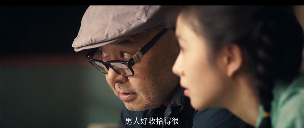 在剧里头，她敢把命豁出去救刘浩存两次，现实里头，她得系上围裙给张嘉益炒菜。戏里