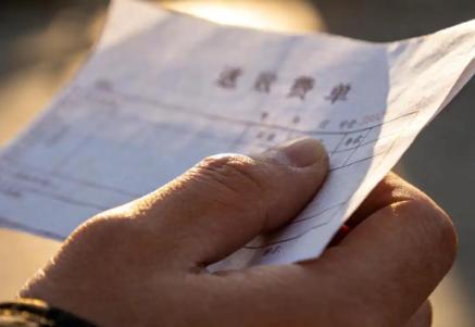 好一个白眼狼！湖北襄阳，男子的姨姐意外摔伤，紧急送到医院抢救。男子好心出手，为姨