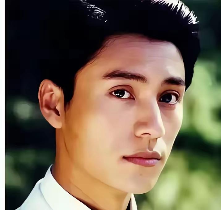 娱乐八卦说他被t换了，又是一个突然改变相貌的男星，这也太让人不敢认了！最近刷