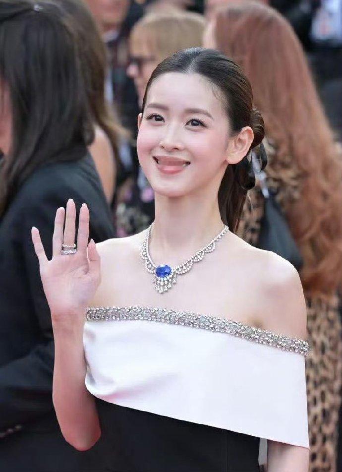 章泽天戛纳红毯状态章泽天戛纳状态最吸睛就是那条项链，88.88克拉皇家蓝锡兰蓝