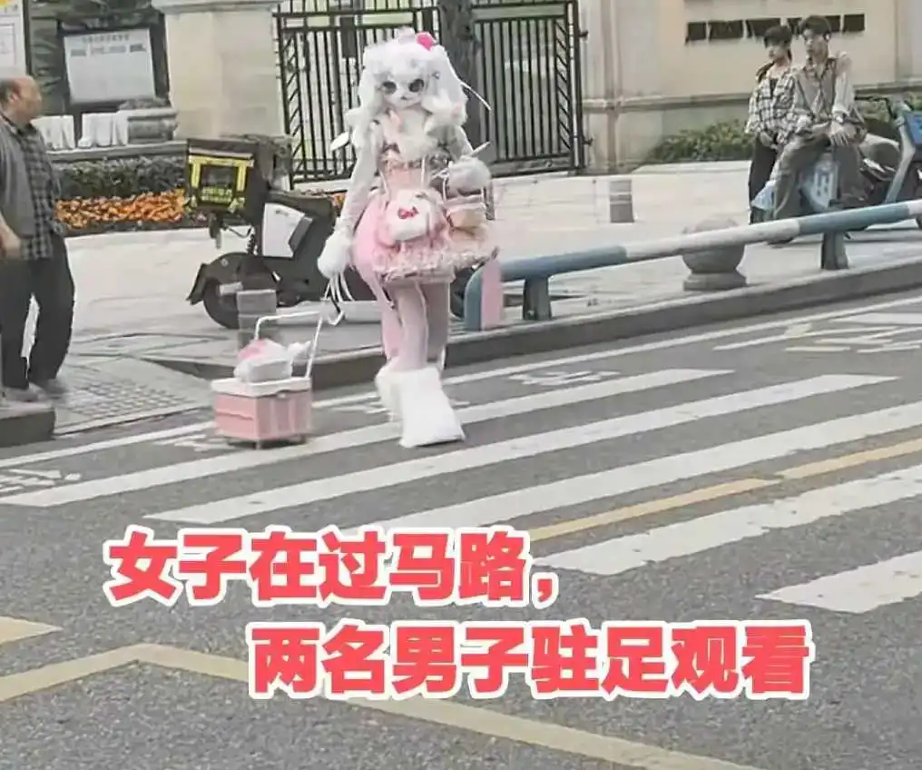 你会允许你的女儿打扮成这样出门吗?COS成这样，连亲妈都不认识了