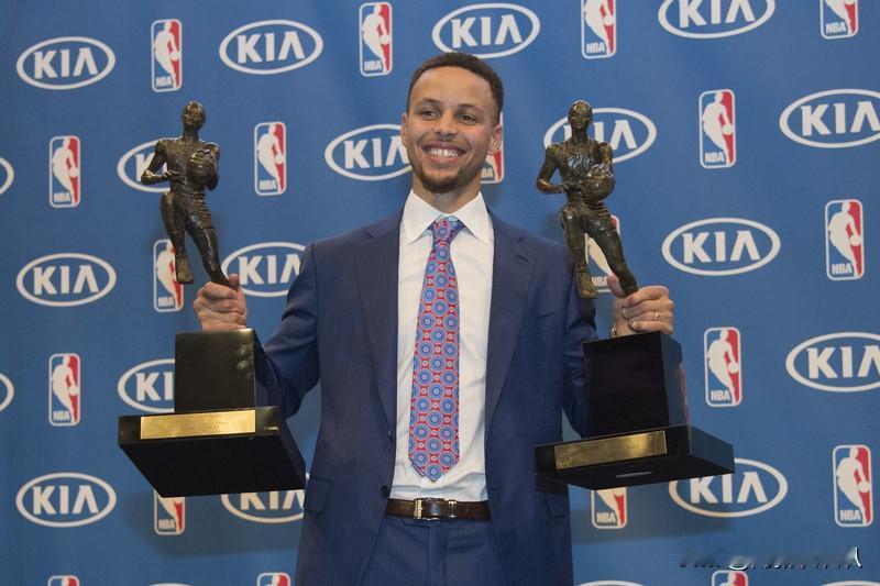 KD和库里历史地位谁更高，真的很难说。从数据看，37岁的KD达成多项成就。总得