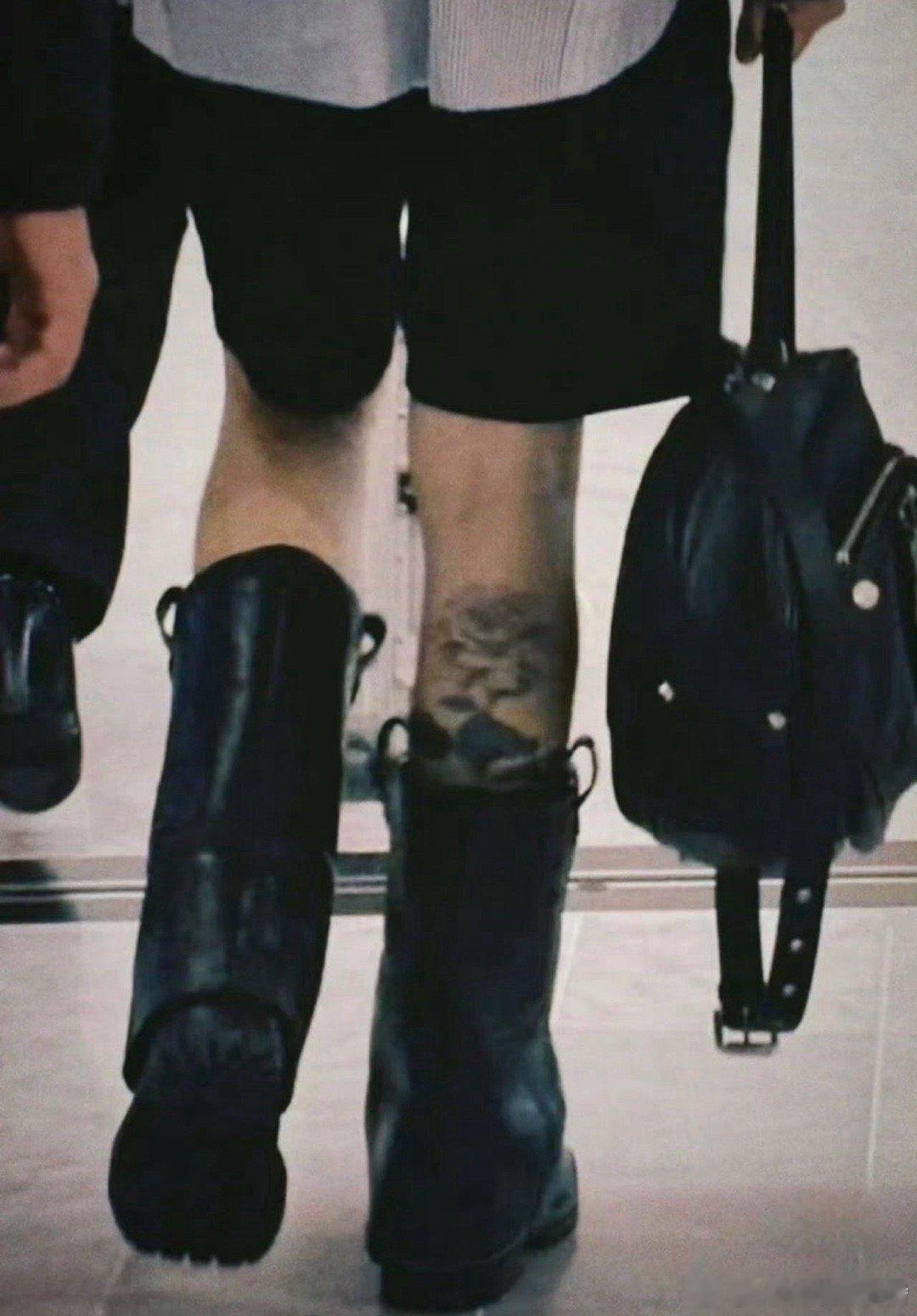 邓为腰上的纹身邓为穿高领毛衣是禁欲系，一抬手露出纹身是欲系，这波切换毫无痕迹，