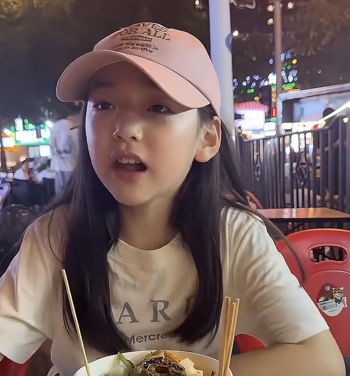 董璇自己掏钱在天津订了酒店，把前夫高云翔请到女儿身边。小酒窝见亲爹，不住家里，住