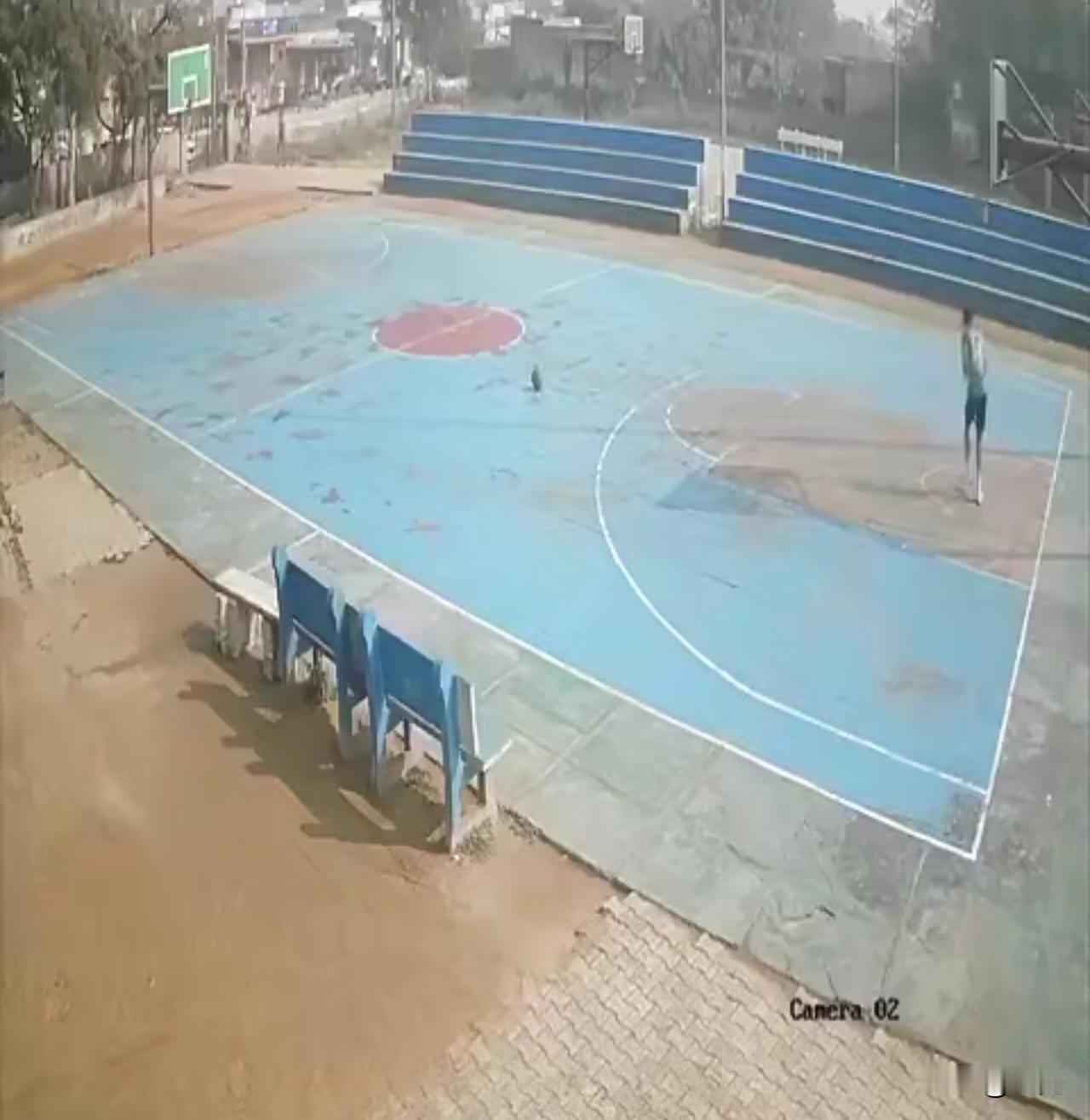 印度哈里亚纳邦一名国家队的篮球运动员因扣篮挂篮筐不慎被砸意外身亡16岁篮球