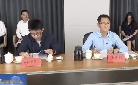 一向万分低调的马化腾，罕见现身了！但重点不在他。是坐在他身旁的人。10月8号