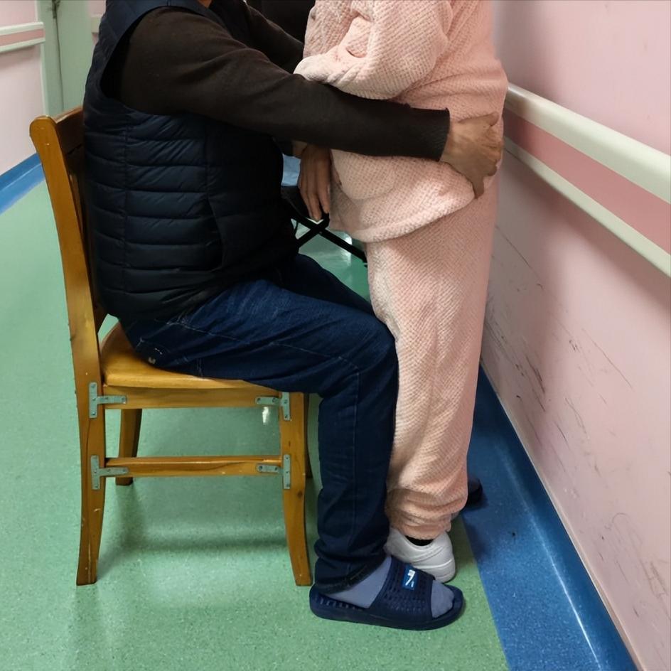 偏瘫恢复六个阶段：练对一步，进步一大截！第一阶段：软瘫期，像一摊软面条刚发