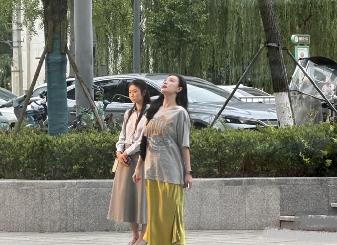 今天倪妮在拍摄新戏的时候搭配的像个时尚的邻家少女，看上去潇洒又随性，真的是非常的