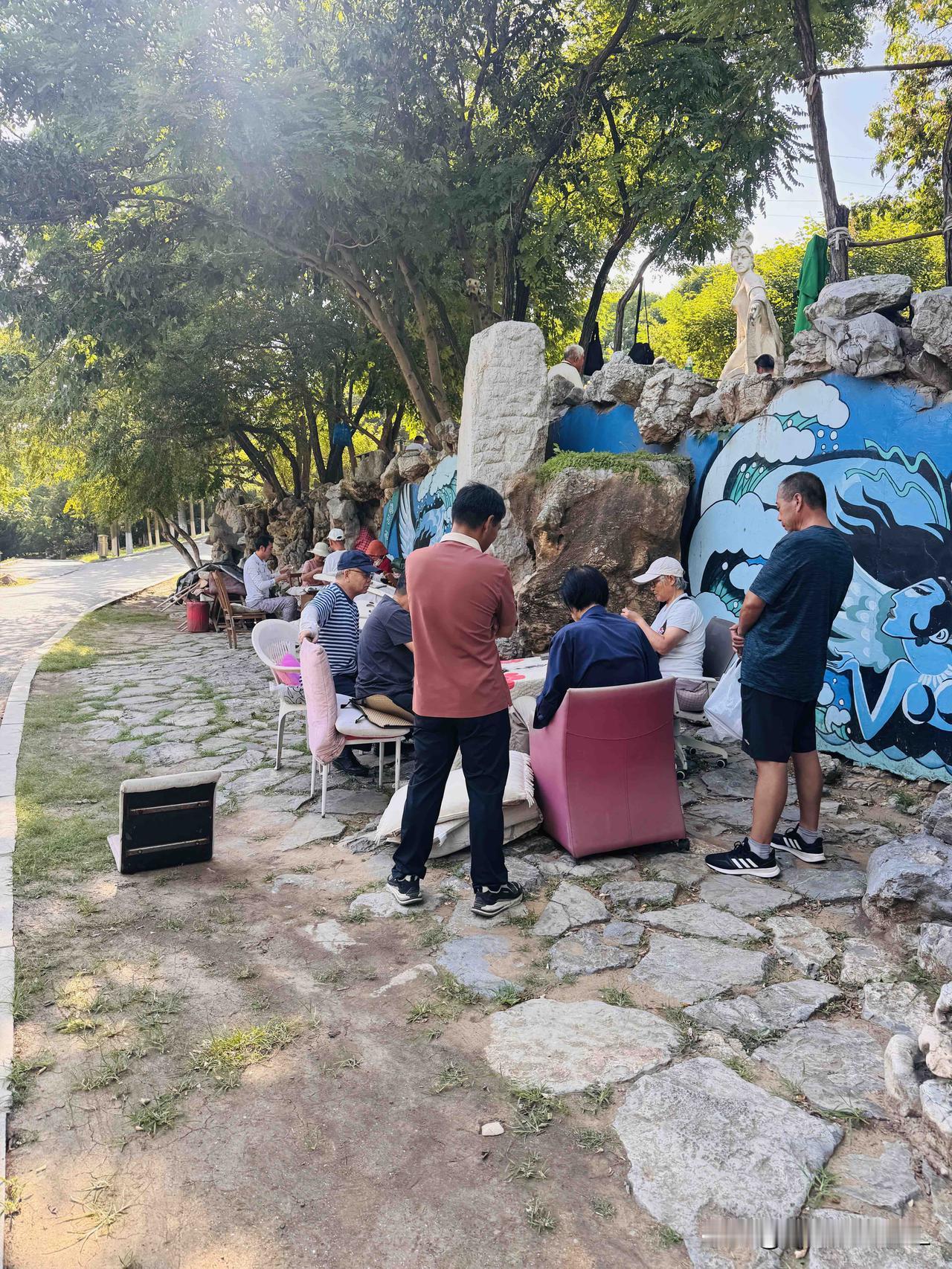 退休的姐妹们，可别成天闷在家里不出门，就算手头没什么事，也千万别一直蜷着。一