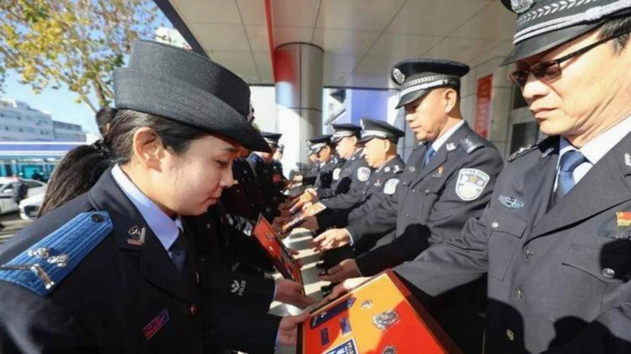 民警与辅警的五大核心区别：1，‌法律身份；民警属于‌人民警察‌，是国家公务