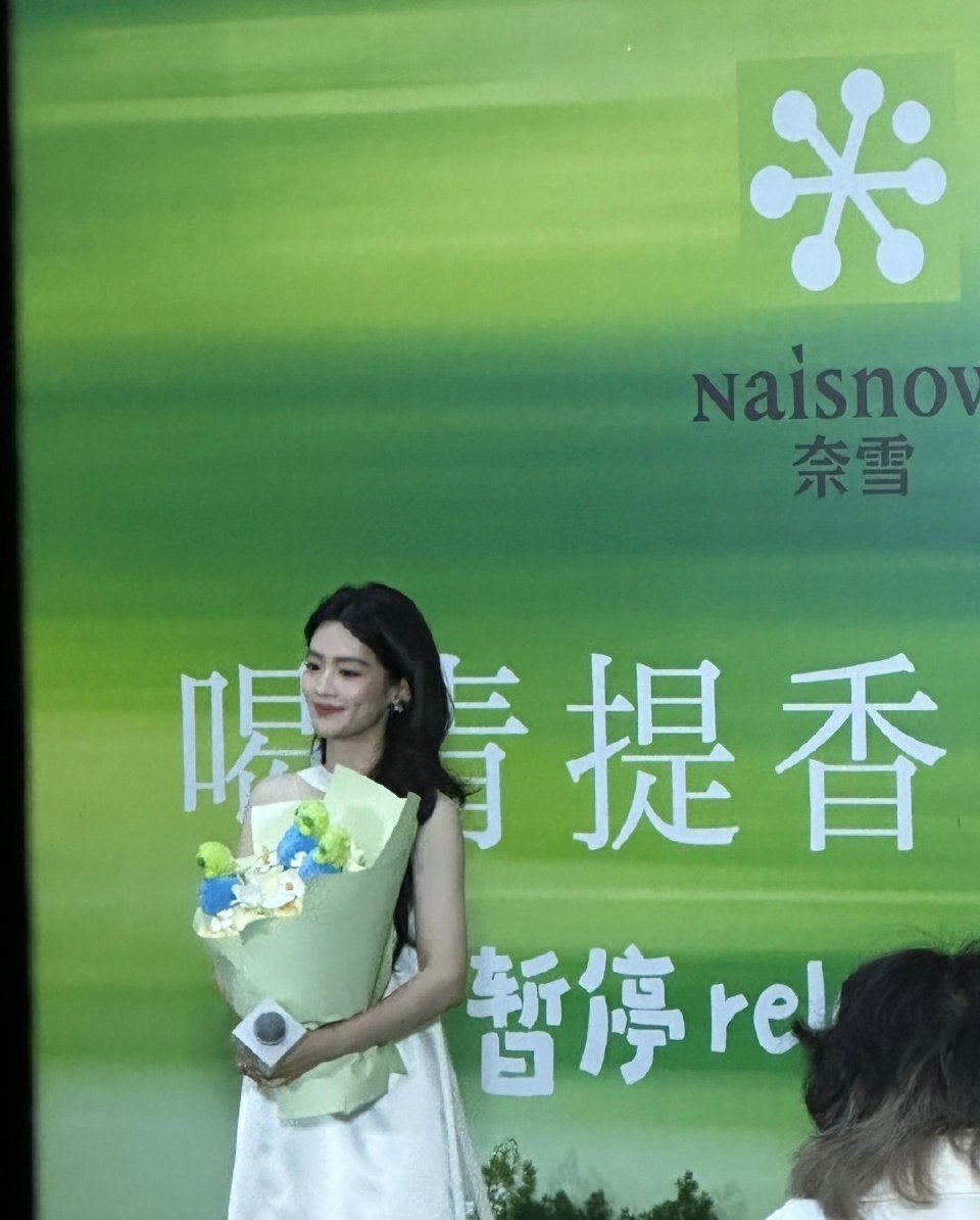 陈昊宇和田曦薇今天被拍到在活动现场，两人状态都挺放松的，穿着简单但很有气质。这种