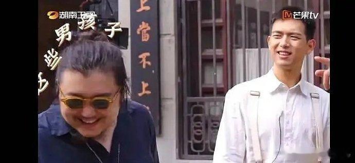 任敏男友模样曝光，形象普通略显不修边幅，与明星女友对比下，引发诸多讨论。​​​