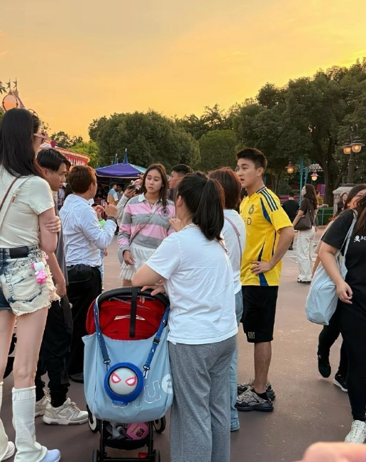 奚梦瑶好高而且从来不低头驼背，不愧是超模。​​​