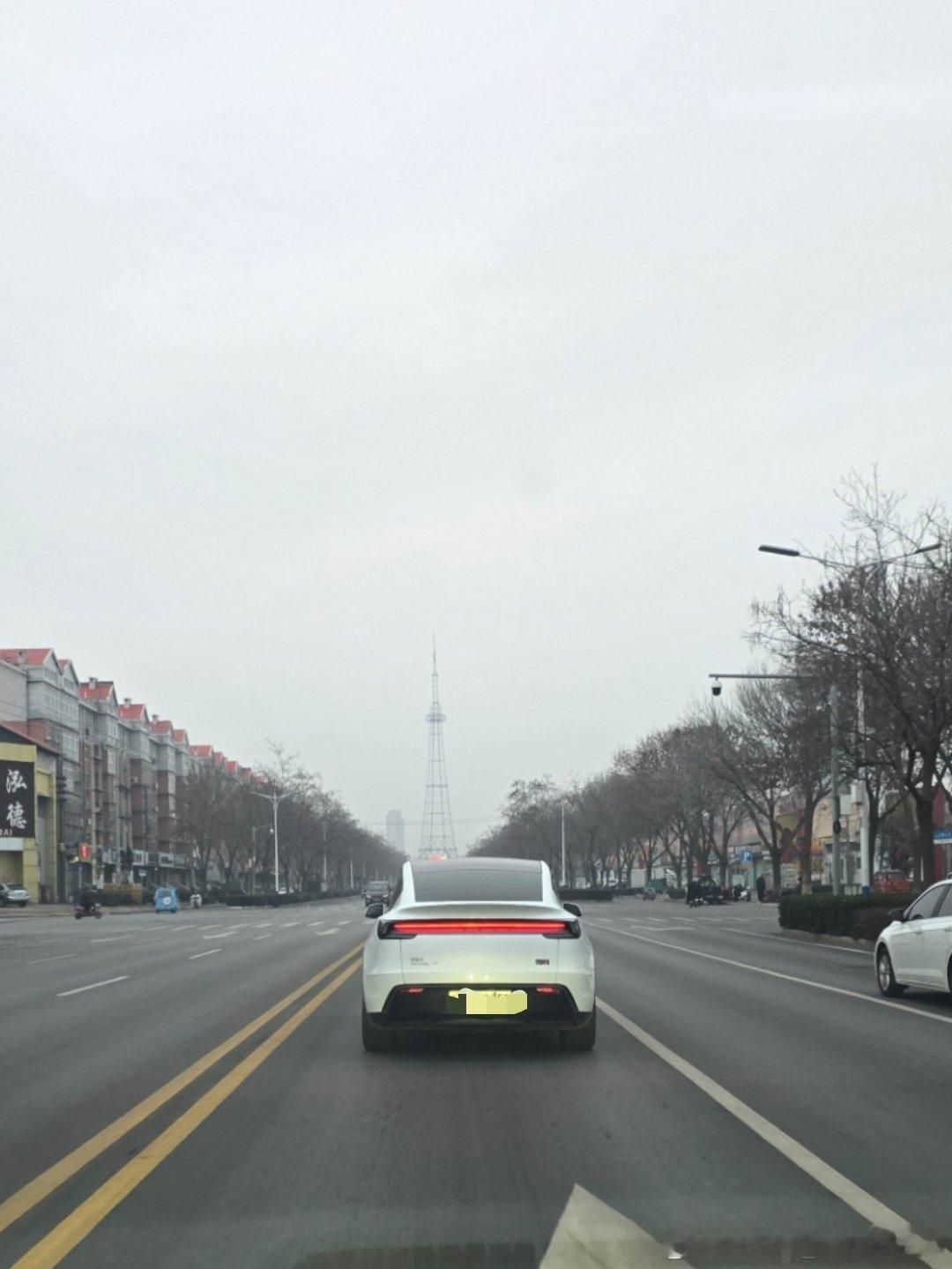 特斯拉ModelY的尾灯，街上依旧是一道靓丽的风景线，这款还是首发版，车主对特