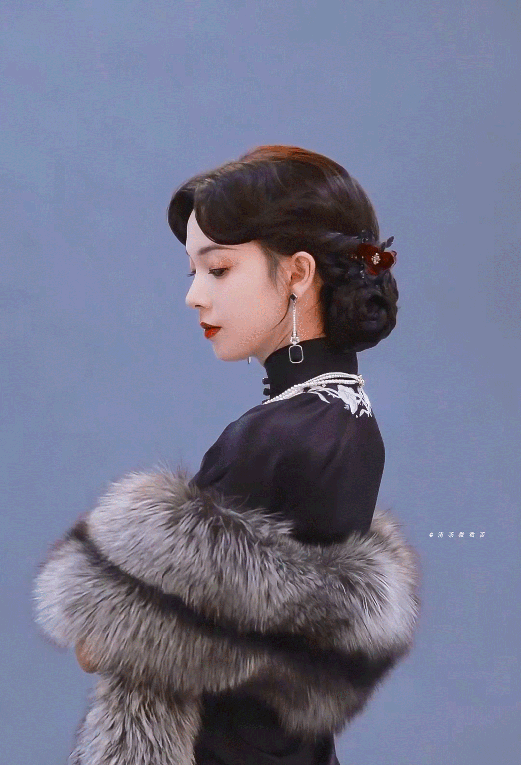 最近最喜欢的女主角是陈瑶饰演的霍仙姑：聪明勇敢身手好。三叔虽然神叨叨的，设计这个