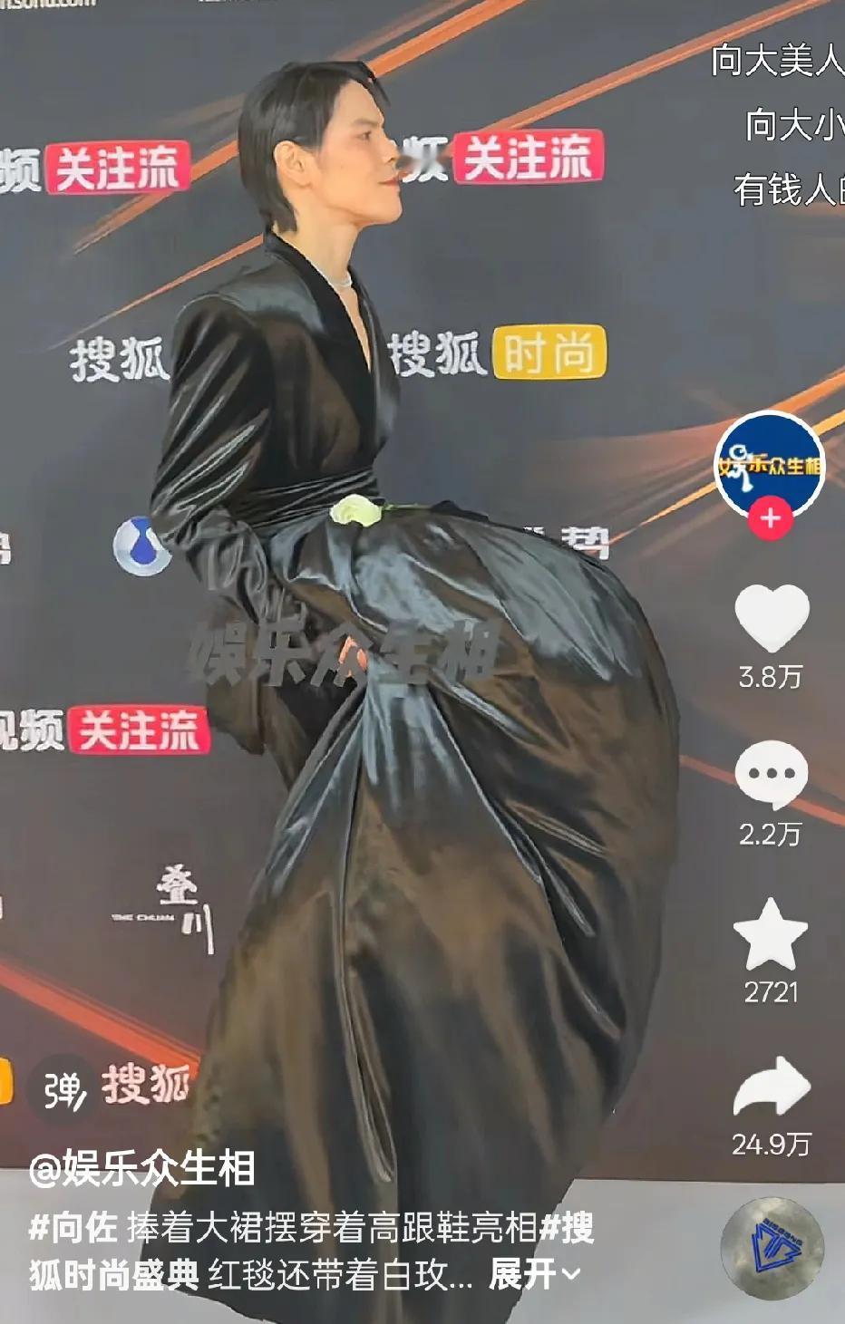 向佐，他现在到底是在走什么路线，光明正大的穿高跟鞋，看看这一身装扮，一身黑色衣服