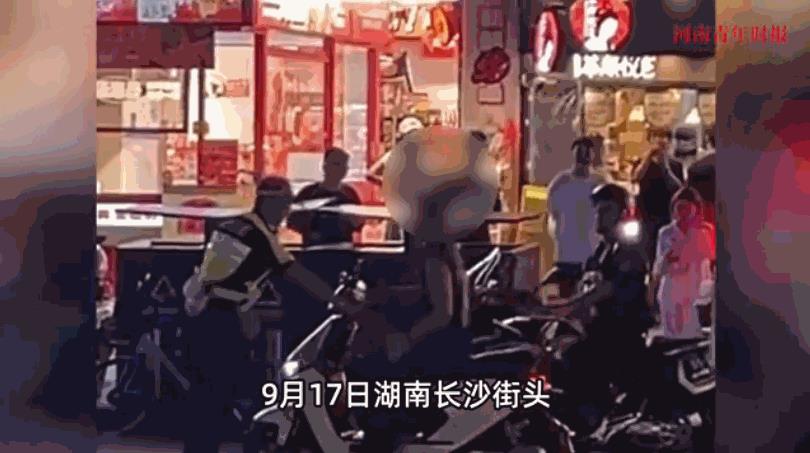 “必须严惩！”9月17日，湖南长沙，一小伙在街头飙车，被交警拦截后，他为了逃跑，